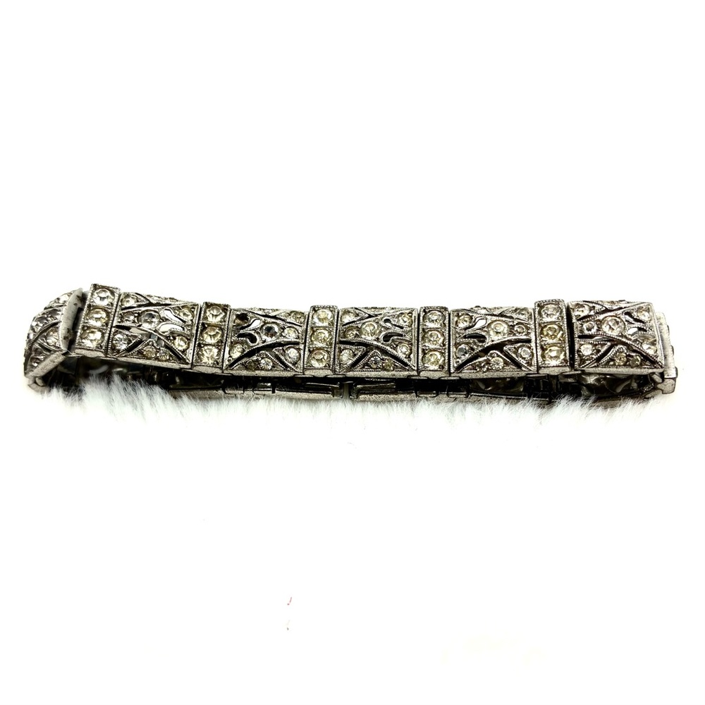 Elegant Bracelet with Crystal Accents